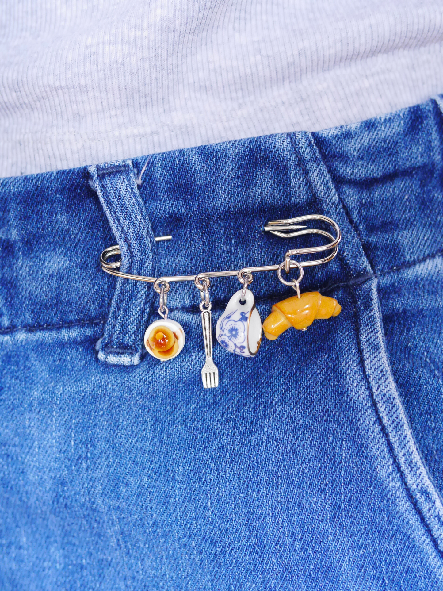 "Breakfast Time" Kilt Pin